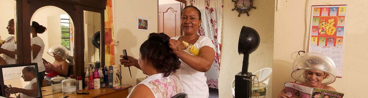 Bonaire lachende kapster met klanten