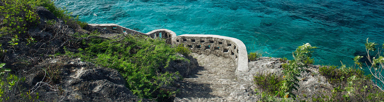 Bonaire wandelpad langs de kust bij queens highway met felblauwe zee op de achtergrond