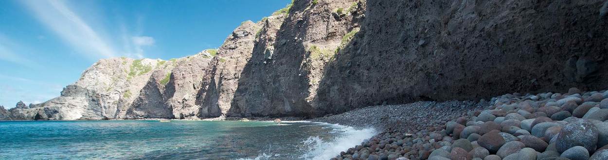 Saba strand met rotsen