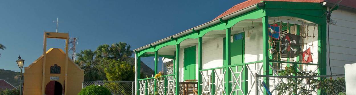 Sint Eustatius traditioneel houten huis en kerk in het centrum van Oranjestad