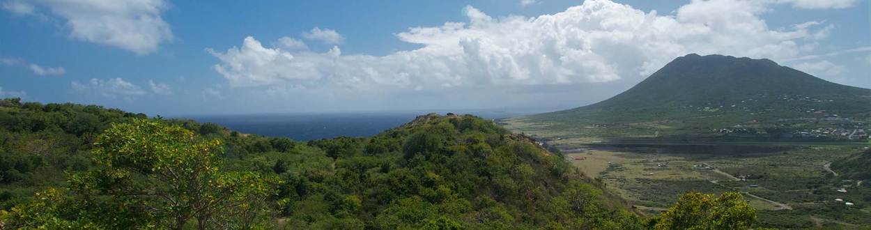 Sint Eustatius wijds uitzicht met in de verte de Quill vulkaan