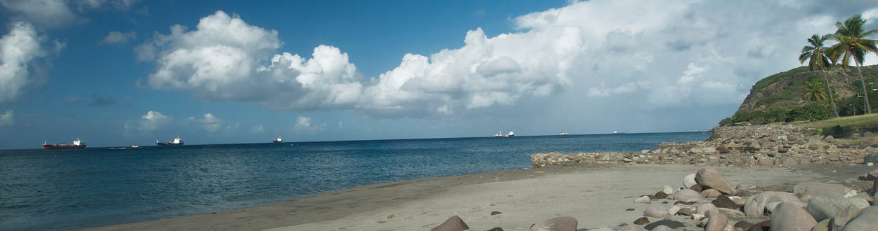 Sint Eustatius Vulkanisch strand met in de verte olietankers in de verte op zee